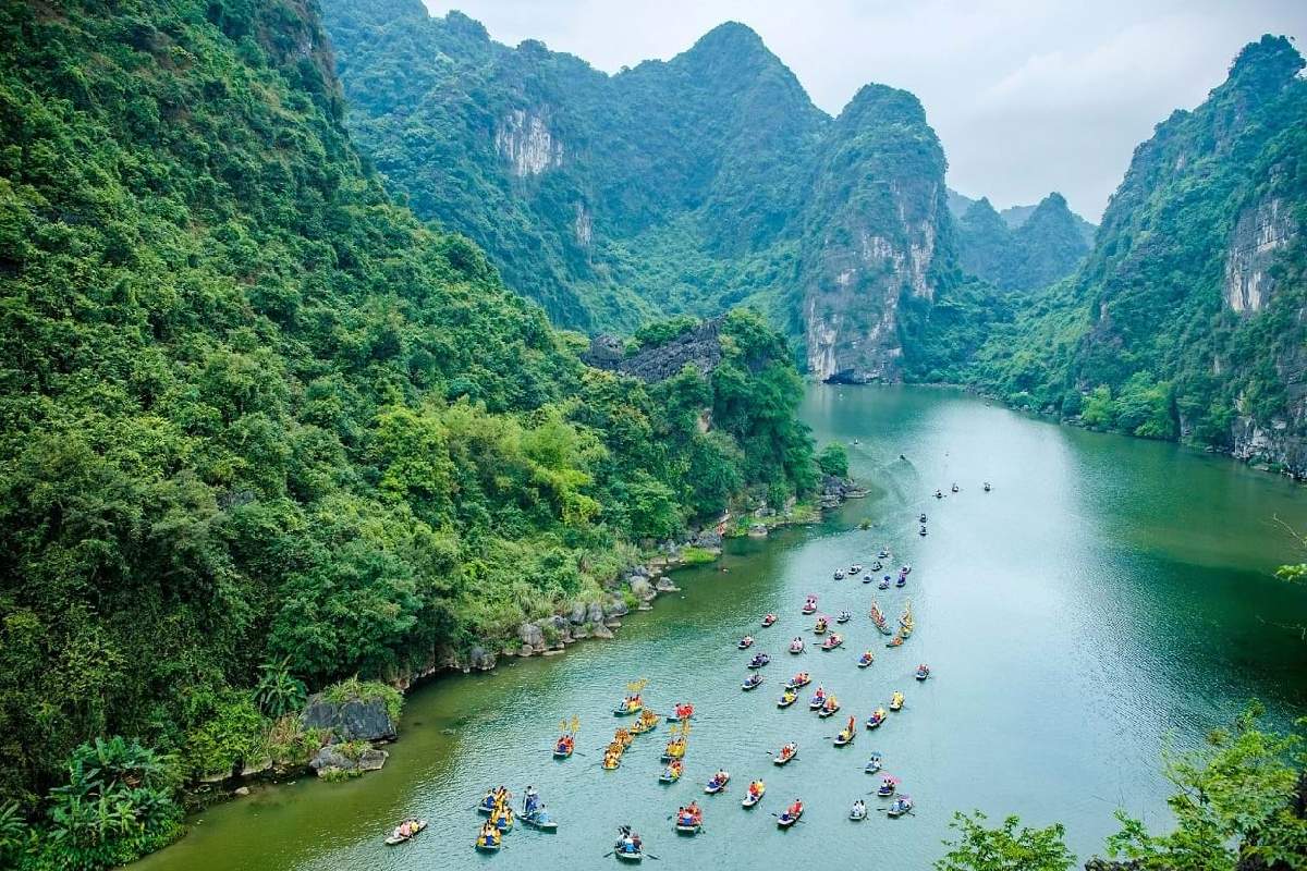 Hoa Lu – Tam Coc – Hang Mua Full-day Tour photo 2